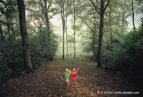 Enfants en promenade, Children walking